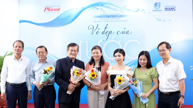 Ban tổ chức tặng hoa đến Ban giám khảo cuộc thi tại buổi phát động. Ảnh: ĐINH BÍCH