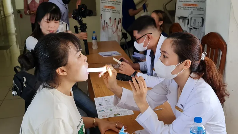 Người lao động được kiểm tra răng miệng ngày 9-5
