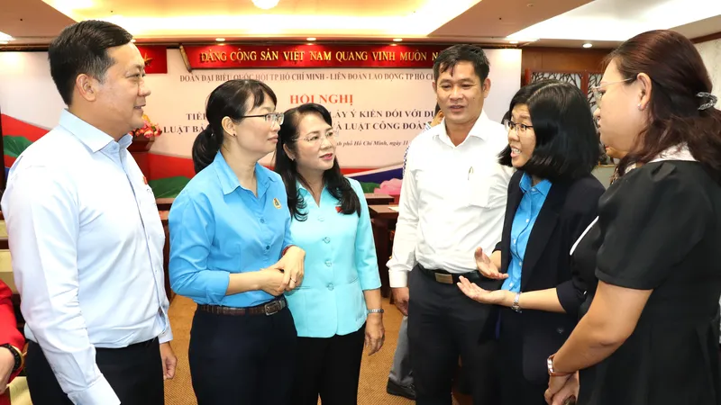 Các ĐBQH trao đổi với cử tri tại buổi tiếp xúc ngày 11-5