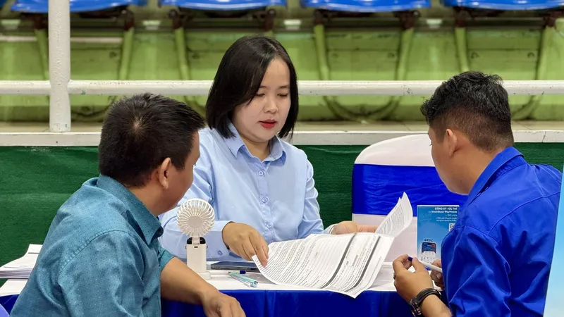 Người lao động tìm kiếm cơ hội việc làm tại “Sàn giao dịch giới thiệu việc làm và tư vấn học nghề” năm 2024 do UBND quận Phú Nhuận tổ chức ngày 14-5
