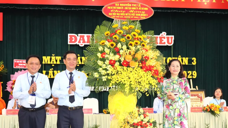 Đồng chí Nguyễn Thị Lệ, Phó Bí thư Thành ủy, Chủ tịch HĐND TPHCM, tặng hoa chúc mừng Đại hội MTTQ Việt Nam quận 3 lần thứ XIV