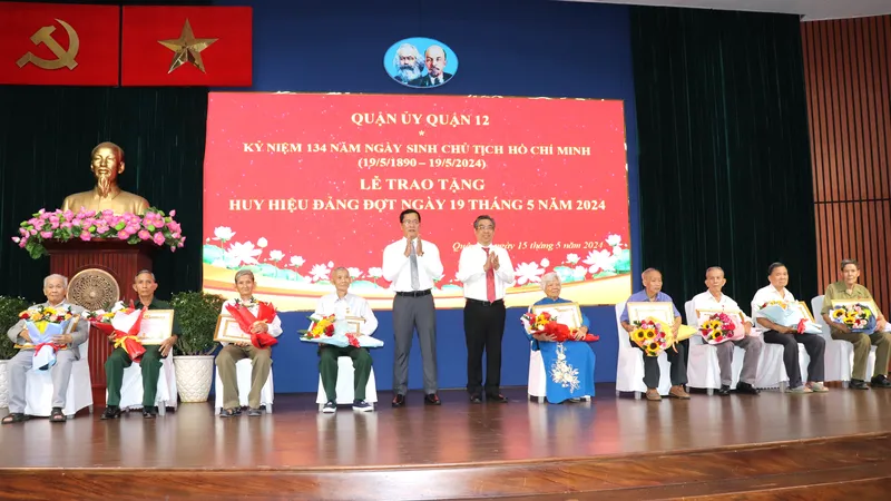 Phó Bí thư Thành ủy TPHCM Nguyễn Phước Lộc chúc mừng các đảng viên nhận Huy hiệu Đảng đợt 19-5 tại quận 12