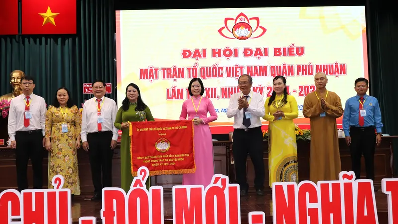 Chủ tịch Ủy ban MTTQ Việt Nam TPHCM Trần Kim Yến trao cờ đơn vị xuất sắc 5 năm liên tục đến MTTQ Việt Nam quận Phú Nhuận