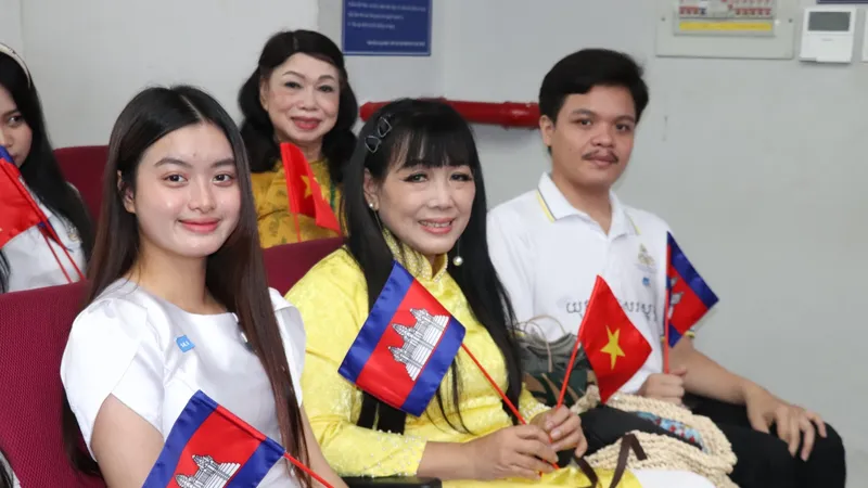 Sinh viên Campuchia với gia đình Việt tham gia chương trình
