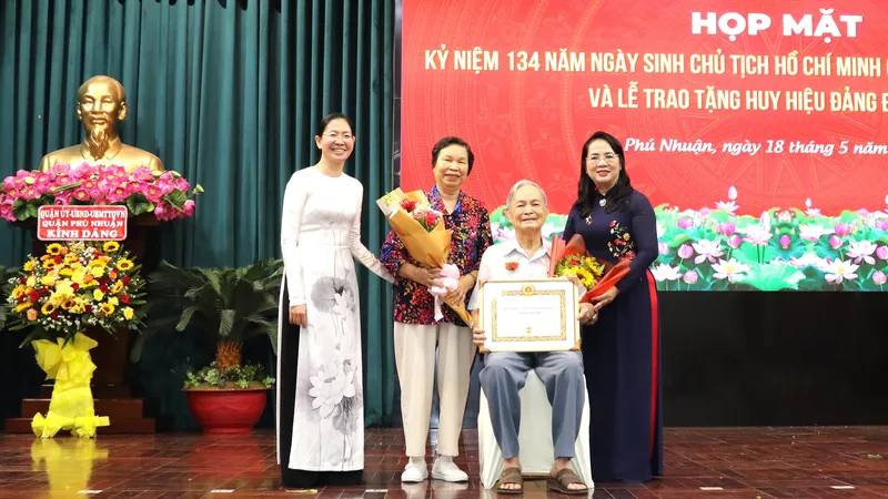 Chủ tịch Ủy ban MTTQ Việt Nam TPHCM Trần Kim Yến và Bí thư Quận ủy quận Phú Nhuận Phan Thị Thanh Phương chúc mừng đảng viên nhận Huy hiệu 75 năm tuổi Đảng