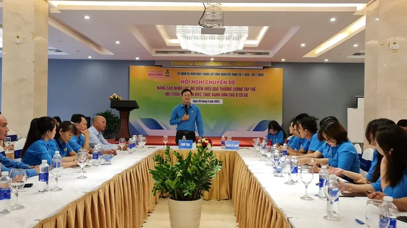 Đồng chí Lương Tuấn Anh, Chủ tịch Công đoàn Viên chức TPHCM phát biểu tại hội nghị