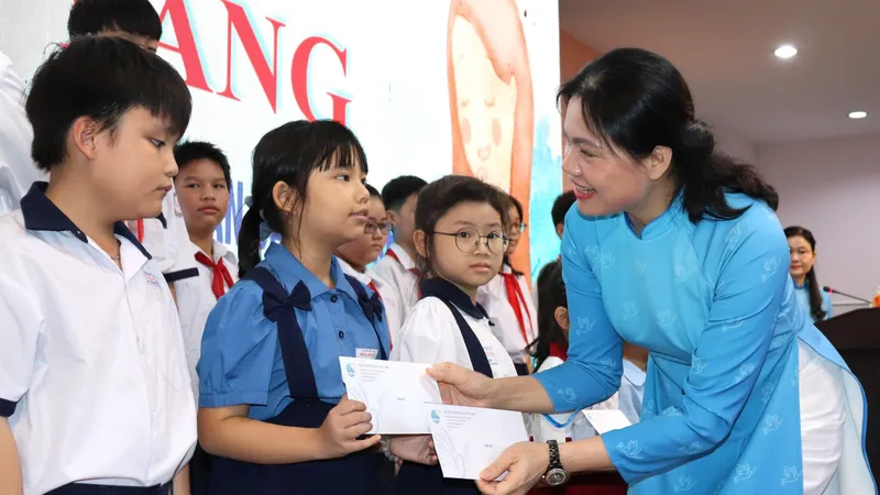 Chủ tịch Hội LHPN Việt Nam Hà Thị Nga trao quà đến trẻ mồ côi tại TPHCM