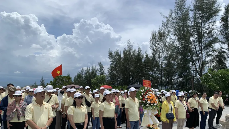 Đoàn cán bộ công đoàn quận 5 (TPHCM) dâng hoa, dâng hương tưởng niệm anh hùng liệt sĩ tại Khu Tưởng niệm các chiến sĩ Gạc Ma