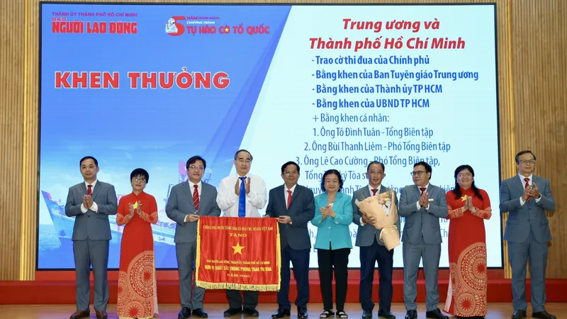 Các đồng chí Nguyễn Thiện Nhân và Trương Mỹ Hoa trao Cờ thi đua của Chính phủ cho Báo Người Lao Động