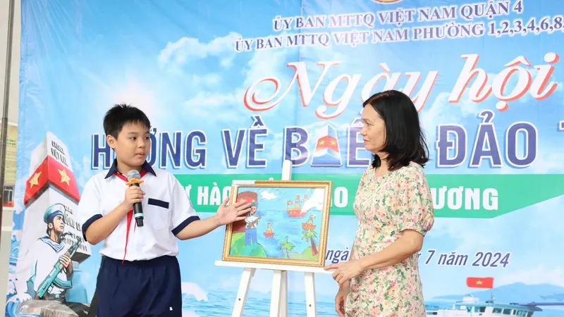 Học sinh thuyết trình về bức tranh khi tham gia hội thi vẽ tranh với chủ đề "Tự hào biển, đảo quê hương"