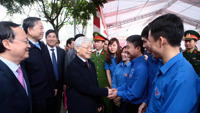 Tổng Bí thư Nguyễn Phú Trọng gặp gỡ đoàn viên, thanh niên. Ảnh tư liệu