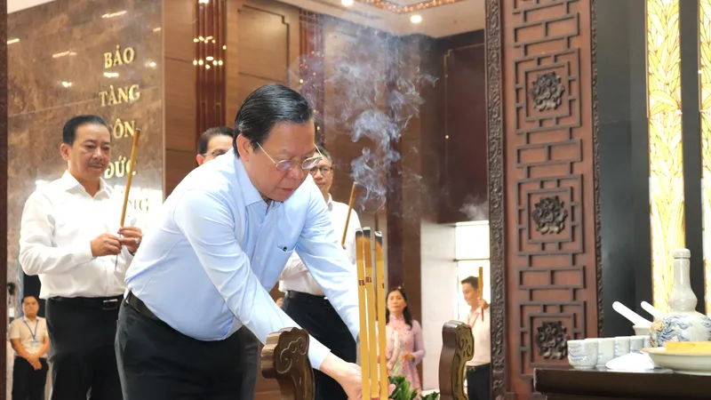 Đồng chí Phan Văn Mãi, Ủy viên Trung ương Đảng, Phó Bí thư Thành ủy, Chủ tịch UBND TPHCM dâng hương tưởng nhớ Chủ tịch Tôn Đức Thắng tại Bảo tàng Tôn Đức Thắng