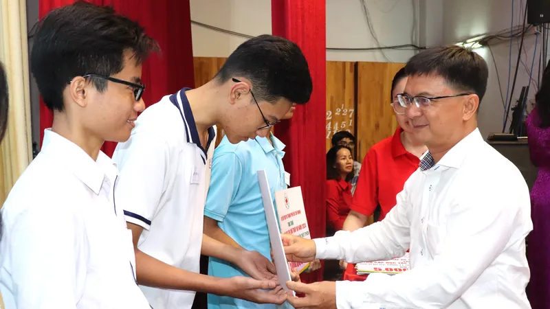 Trưởng Ban Dân vận Thành ủy TPHCM Nguyễn Mạnh Cường trao học bổng đến học sinh vượt khó, hiếu học