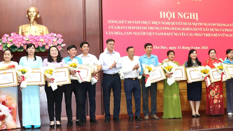 Bí thư Thành ủy TP Thủ Đức Nguyễn Hữu Hiệp trao Bằng khen biểu dương các tập thể và cá nhân đã đạt thành tích xuất sắc trong thực hiện Nghị quyết số 33