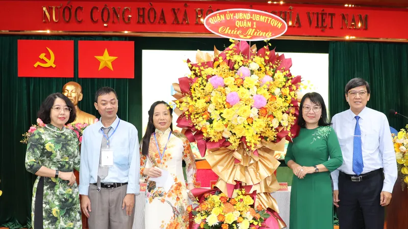 Đại diện Quận ủy, UBND, Ủy ban MTTQ Việt Nam quận 1 tặng hoa chúc mừng đại hội