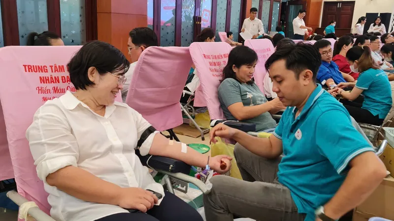 Trưởng ban Tổ chức Thành ủy TPHCM Văn Thị Bạch Tuyết tham gia hiến máu