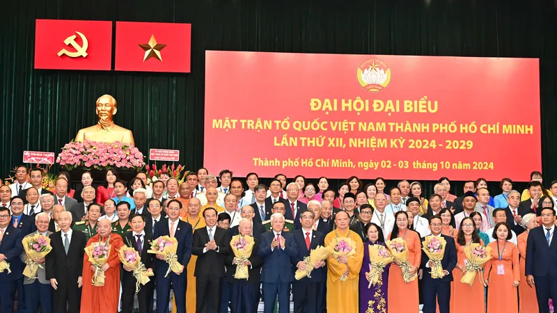 Các đồng chí lãnh đạo, nguyên lãnh đạo Trung ương và TPHCM tặng hoa chúc mừng các ủy viên Ủy ban MTTQ Việt Nam TPHCM khóa XII. Ảnh: VIỆT DŨNG