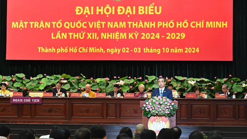 Đồng chí Nguyễn Phước Lộc, Phó Bí thư Thành ủy, Bí thư Đảng Đoàn, Chủ tịch Ủy ban MTTQ Việt Nam TPHCM khóa XI phát biểu tại đại hội. Ảnh VIỆT DŨNG