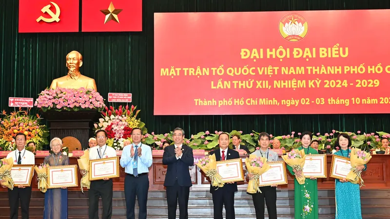 Đồng chí Phan Văn Mãi và đồng chí Nguyễn Phước Lộc trao Bằng khen đến các tập thể, cá nhân tiêu biểu. Ảnh: VIỆT DŨNG