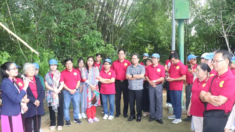 Các tấm gương được tuyên dương "Những tấm gương thầm lặng mà cao cả" được đến thăm quê ngoại Bác Hồ tại Làng Hoàng Trù (huyện Nam Đàn, tỉnh Nghệ An). Ảnh: THÁI PHƯƠNG
