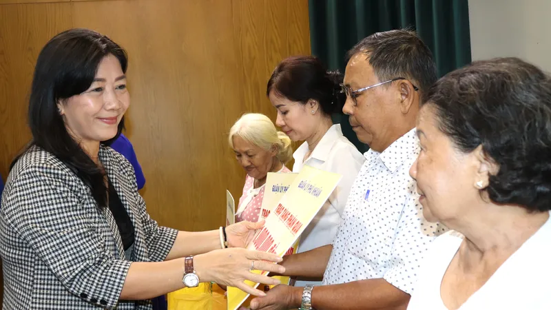 Phó Trưởng Ban Thường trực Ban Dân vận Thành ủy TPHCM Nguyễn Thị Bạch Mai trao hỗ trợ cho cán bộ làm công tác dân vận có hoàn cảnh khó khăn