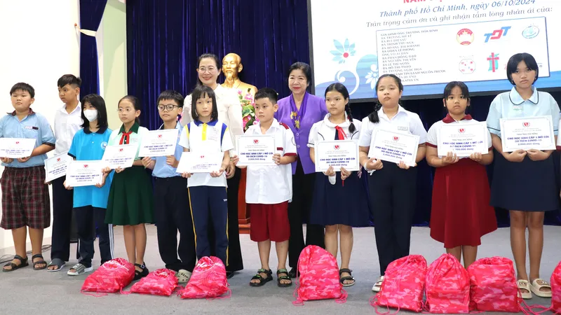 Trao học bổng đến trường cho học sinh mồ côi do dịch Covid-19, năm học 2024-2025