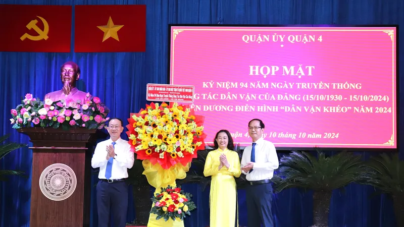 Đồng chí Nguyễn Quốc Thái, Bí thư Quận ủy quận 4 tặng hoa chúc mừng Ban Dân vận Quận ủy 