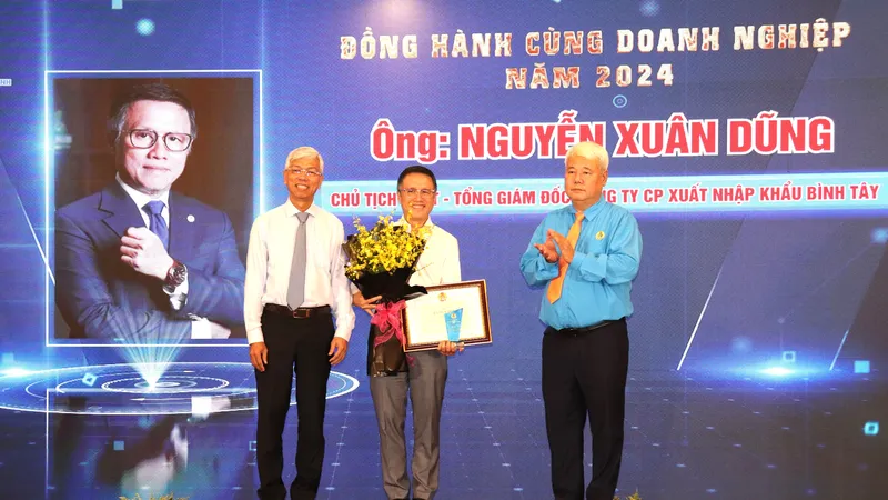 Phó Chủ tịch UBND TPHCM Võ Văn Hoan và Chủ tịch LĐLĐ TPHCM Võ Khắc Thái chúc mừng chủ doanh nghiệp tiêu biểu được tuyên dương