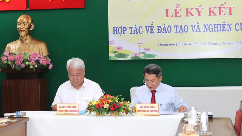 Chủ tịch LĐLĐ TPHCM Võ Khắc Thái và Giám đốc Học viện Cán bộ TPHCM Nguyễn Tấn Phát ký kết hợp tác