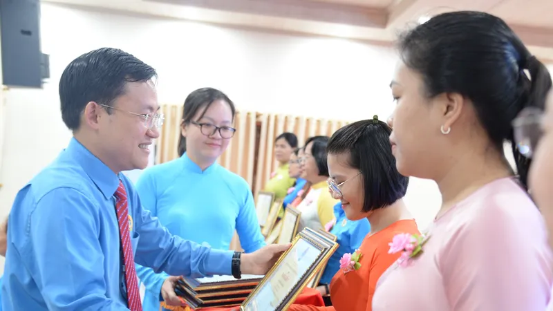 Phó Chủ tịch LĐLĐ TPHCM Phùng Thái Quang biểu dương cán bộ nữ công công đoàn tiêu biểu năm 2024