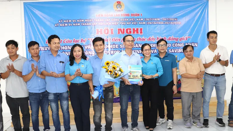 Trao quyết định đến Ban Chủ nhiệm CLB “Nam giới tiên phong thúc đẩy bình đẳng giới” tại Công ty CP Hợp tác Kinh tế & XNK Savimex