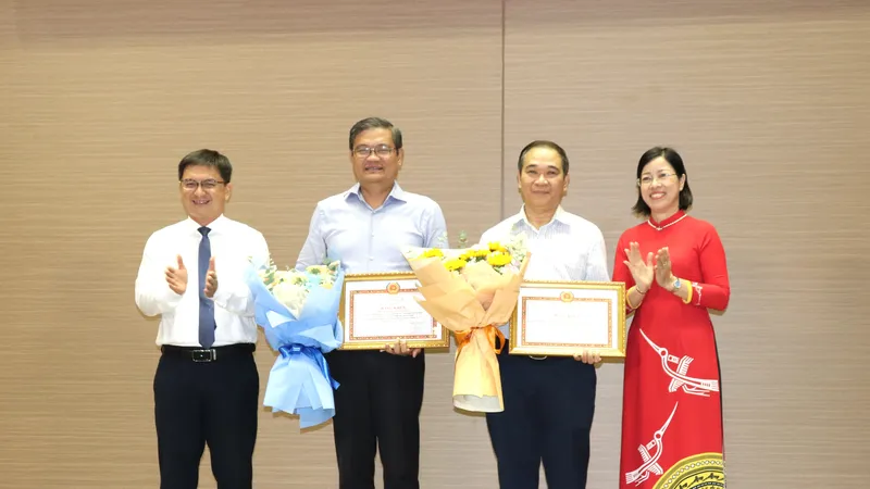 Trưởng Ban Dân vận Thành ủy TPHCM Nguyễn Mạnh Cường tặng Bằng khen 2 đảng viên hoàn thành xuất sắc nhiệm vụ 5 năm liền