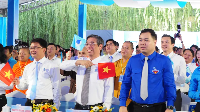 Đồng chí Nguyễn Phước Lộc, Phó Bí thư Thành ủy, Bí thư Đảng đoàn, Chủ tịch ủy ban MTTQ Việt Nam TPHCM cùng các đại biểu tham dự đại hội. Ảnh: HOÀNG HÙNG