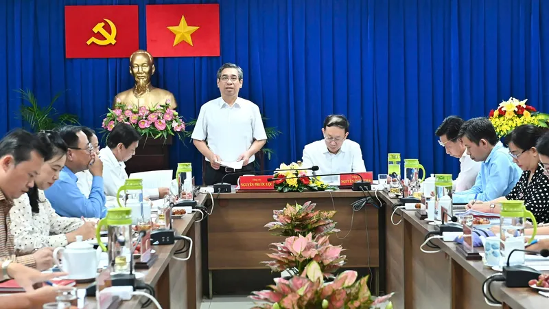 Phó Bí thư Thành ủy TPHCM Nguyễn Phước Lộc phát biểu tại buổi làm việc. Ảnh: VIỆT DŨNG