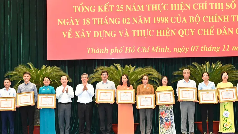 Phó Bí thư Thành ủy TPHCM Nguyễn Phước Lộc trao Bằng khen đến các tập thể, cá nhân có thành tích xuất sắc trong thực hiện quy chế dân chủ ở cơ sở. Ảnh VIỆT DŨNG