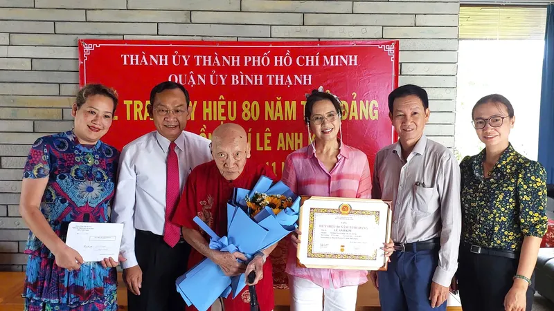 Thiếu tướng Đinh Thanh Nhàn, Phó Trưởng Ban Tổ chức Thành ủy TPHCM trao Huy hiệu 80 năm tuổi Đảng đến đồng chí Lê Anh Kim