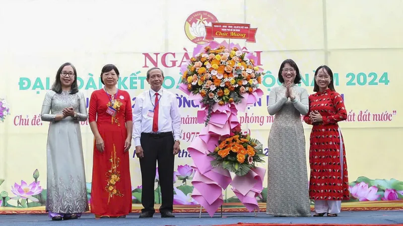 Phó Chủ tịch UBND TPHCM Trần Thị Diệu Thúy tặng hoa chúc mừng ngày hội