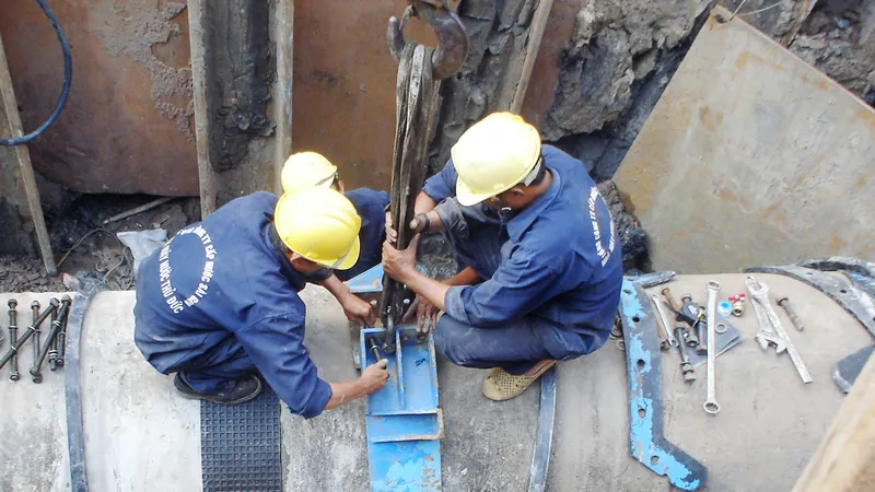 Công nhân ngành cấp nước bảo trì đường ống