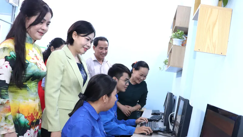 Các đại biểu tham quan thư viện điện tử tại trung tâm học tập cộng đồng phường 13