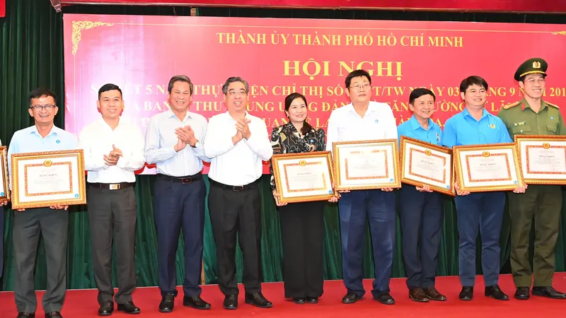 Phó Bí thư Thành ủy, Bí thư Đảng Đoàn, Chủ tịch Ủy ban MTTQ Việt Nam TPHCM Nguyễn Phước Lộc trao bằng khen đến các tập thể. Ảnh: VIỆT DŨNG