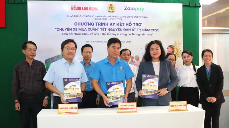 Phó Chủ tịch LĐLĐ TPHCM Phạm Chí Tâm ký kết phối hợp cùng các đơn vị để tổ chức chương trình “Chuyến xe mùa Xuân” năm 2025