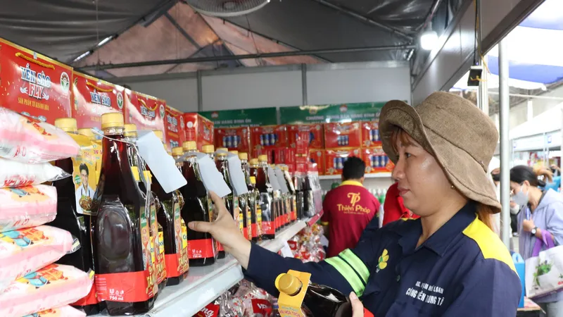 Công nhân chọn mua hàng tại Ngày hội “Hàng Việt Nam – Vui tết cùng người lao động” năm 2025