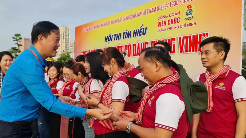 Chủ tịch Công đoàn Viên chức TPHCM Lương Tuấn Anh trao huy hiệu đến các đoàn viên công đoàn ưu tú