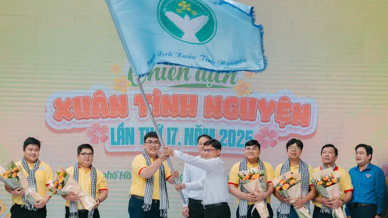 Trưởng Ban Dân vận Thành ủy TPHCM Nguyễn Mạnh Cường trao cờ ra quân chiến dịch Xuân tình nguyện năm 2025