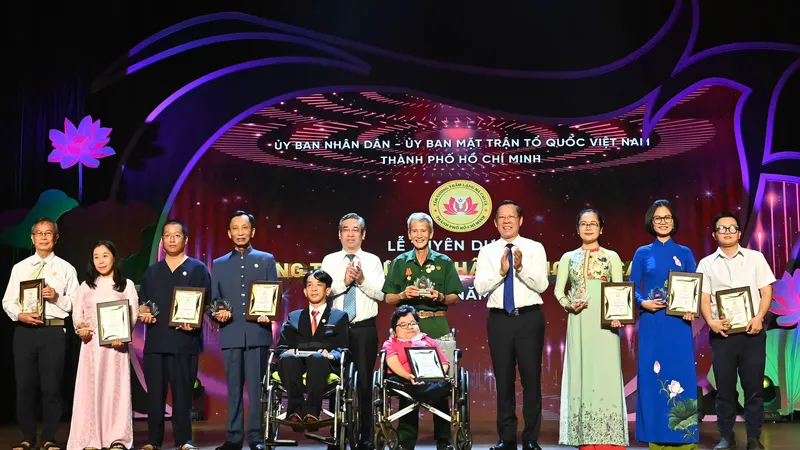 Đồng chí Phan Văn Mãi và đồng chí Nguyễn Phước Lộc biểu dương các cá nhân. Ảnh: VIỆT DŨNG