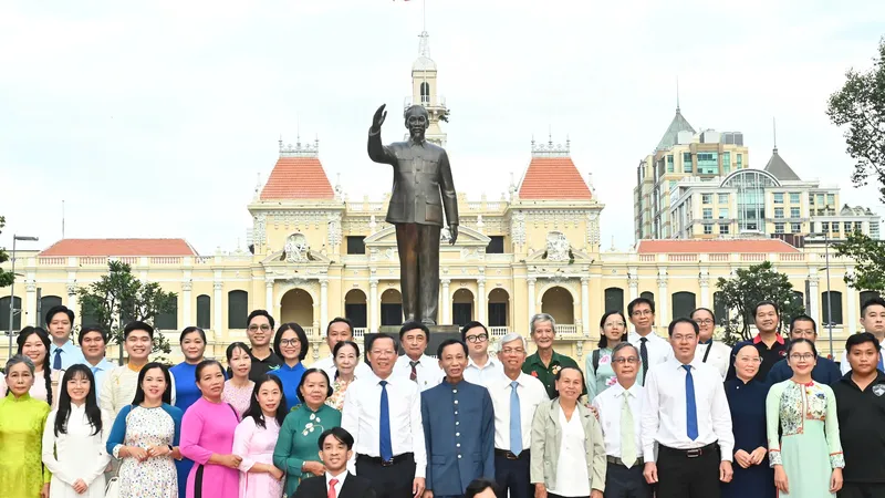 Lãnh đạo TPHCM cùng 40 gương tiêu biểu dâng hoa báo công lên Chủ tịch Hồ Chí Minh tại tượng đài Chủ tịch Hồ Chí Minh. Ảnh: VIỆT DŨNG
