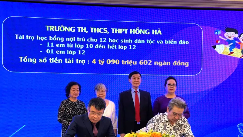 Đại diện các doanh nghiệp, mạnh thường quân ký kết tài trợ cho quỹ và CLB trong năm mới