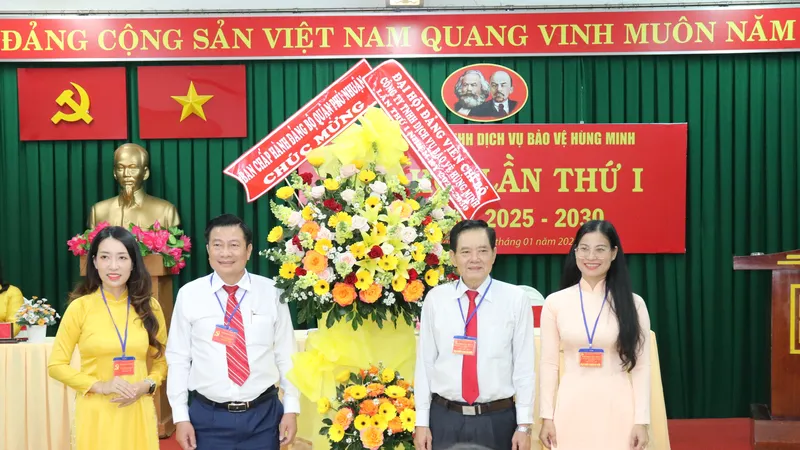 Phó Bí thư Thường trực Quận ủy quận Phú Nhuận Huỳnh Đăng Linh tặng hoa chúc mừng đại hội