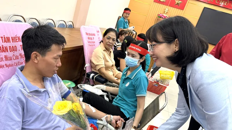 Phó Chủ tịch UBND TPHCM Trần Thị Diệu Thúy tặng hoa cảm ơn người tham gia hiến máu