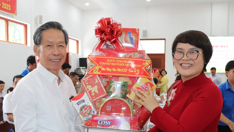 Chủ tịch UBND quận 5 Trương Minh Kiều trao quà đến các đại biểu tại buổi họp mặt